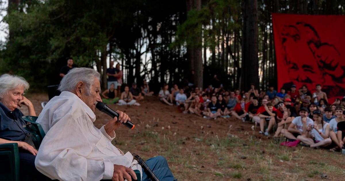 José Mujica llegó a un campamento de jóvenes militantes y habló sobre su cáncer: “Soy boleta”