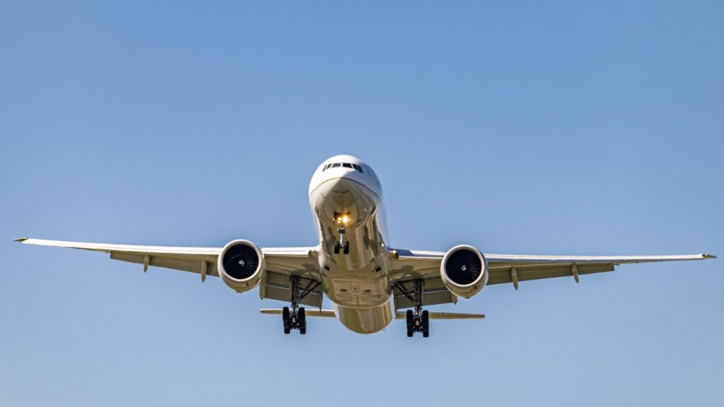 Pánico en el aire: Pasajero genera caos al intentar abrir la puerta del avión en pleno viaje de Madrid a Caracas