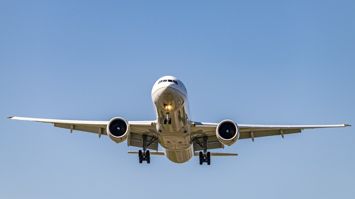 Pánico en el aire: Pasajero genera caos al intentar abrir la puerta del avión en pleno viaje de Madrid a Caracas