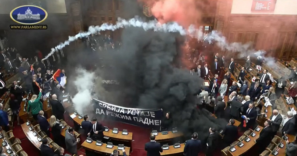 Caos en el Parlamento de Serbia: la oposición lanzó granadas de humo y bengalas durante una sesión