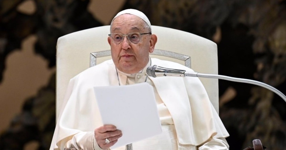 El Vaticano informó que el papa Francisco pasó una noche tranquila, pero su condición clínica sigue siendo “compleja”