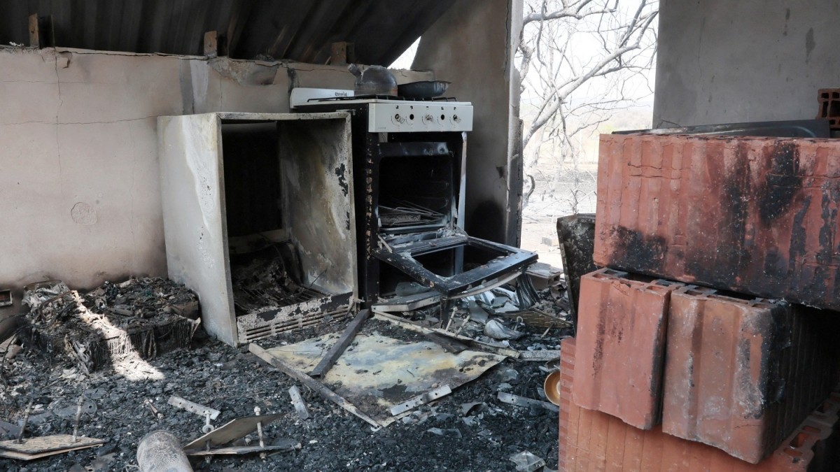 Despertó y encontró a su novio con otra mujer en la casa: Intentó prenderles fuego, pero incendió su casa