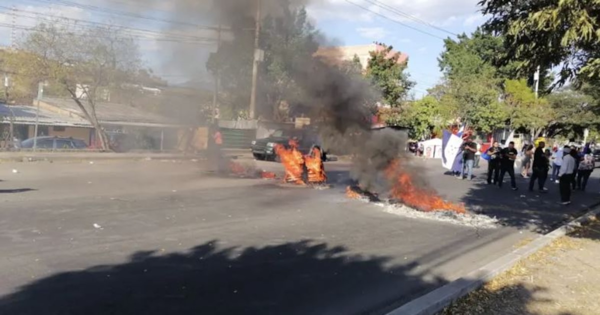 “Nos han robado las votaciones”: cientos de hondureños tomaron las calles por la demora en la entrega del material electoral