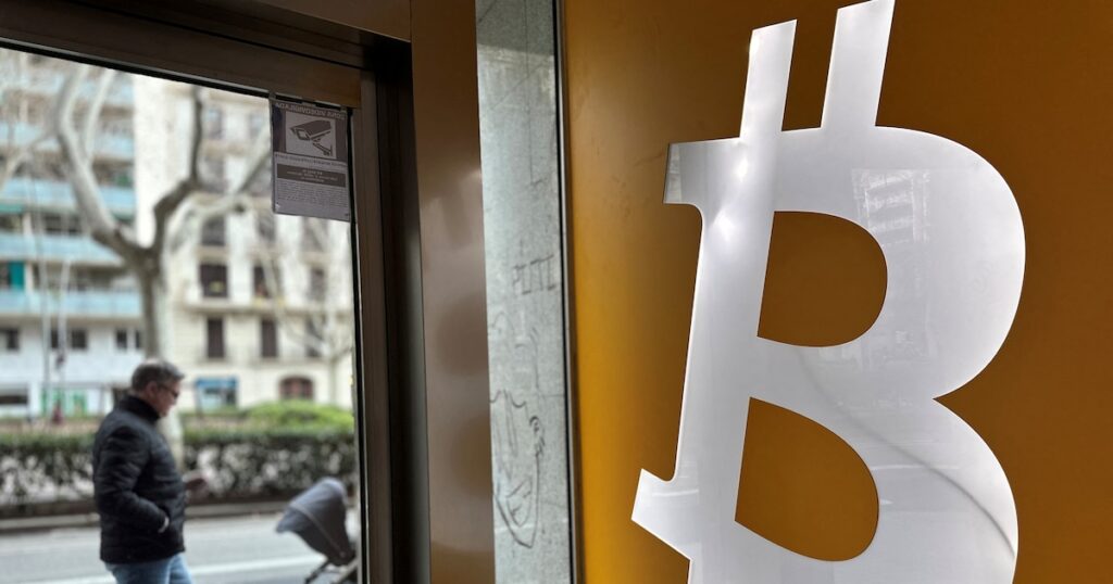 El Bitcoin se desplomó y llegó a los 78.000 dólares en medio del cimbronazo financiero global