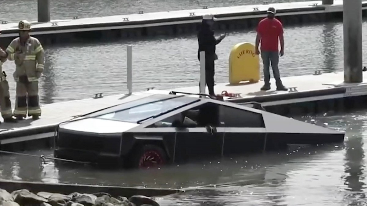 Conductor mandó al agua su auto Tesla: Colocó reversa por accidente y se deslizó por una rampa