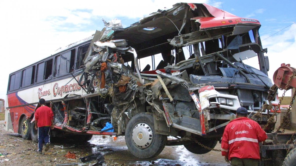 «Exceso de velocidad e imprudencia del conductor»: Al menos 14 muertos y 29 heridos deja accidente de bus en Bolivia