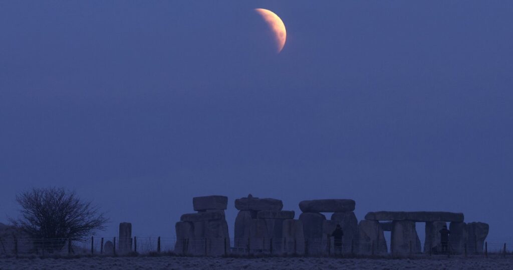 Las 32 mejores fotos del eclipse lunar: así se observó en el mundo la “Luna de Sangre”