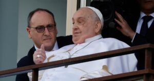 El médico que trató al papa Francisco en el hospital Gemelli: “Hubo que elegir entre dejarlo ir o probar con todo”