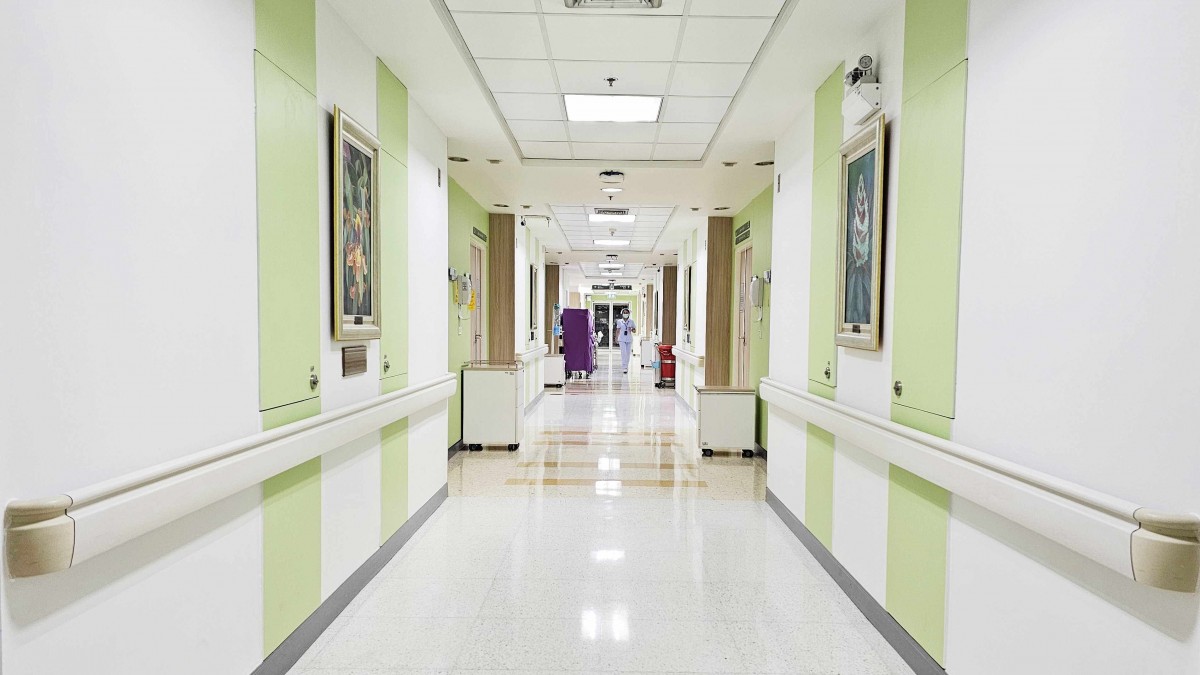 Mujer apuñaló a trabajadora de limpieza de hospital que le pidió que no fumara en Argentina