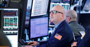 Wall Street cerró con ganancias una semana marcada por la incertidumbre debido a los aranceles