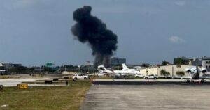 Videos muestran el caos, las llamas y la respuesta de emergencia tras la caída de un avión en Florida