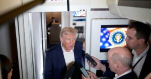 En medio de la tensión por los aranceles, Donald Trump aseguró que el dólar “siempre” será la moneda de referencia