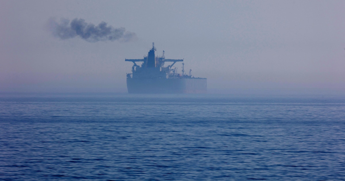 Sigue el derrotero del carguero de la flota fantasma que traficaba petróleo ruso y quedó a la deriva: fue trasladado a Nordperd