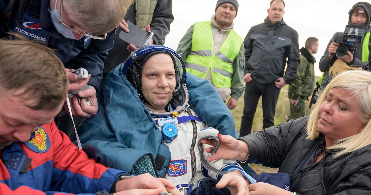 Una cápsula Soyuz con dos rusos y un estadounidense volvió a la Tierra desde la Estación Espacial Internacional