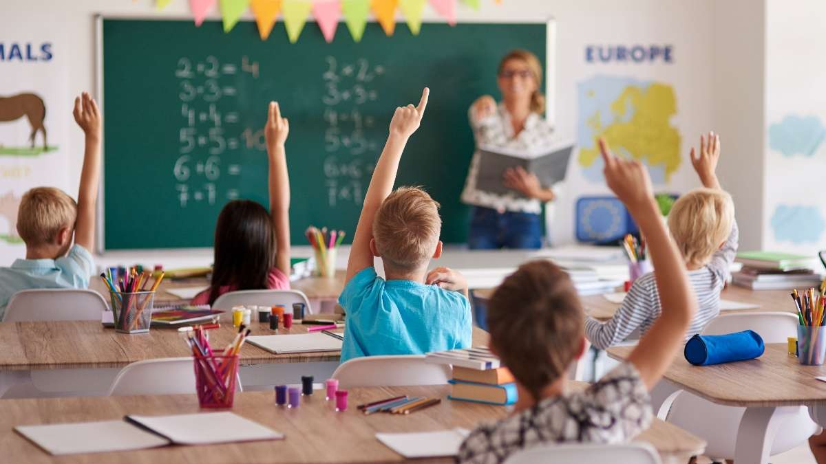 Madre salió de vacaciones con sus hijos un día antes de terminar el año escolar y al volver se encontró con una millonaria multa