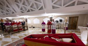 El Vaticano publicó las primeras imágenes del papa Francisco en su féretro