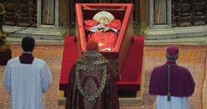 Las solemnes imágenes del traslado del papa Francisco a la Basílica de San Pedro