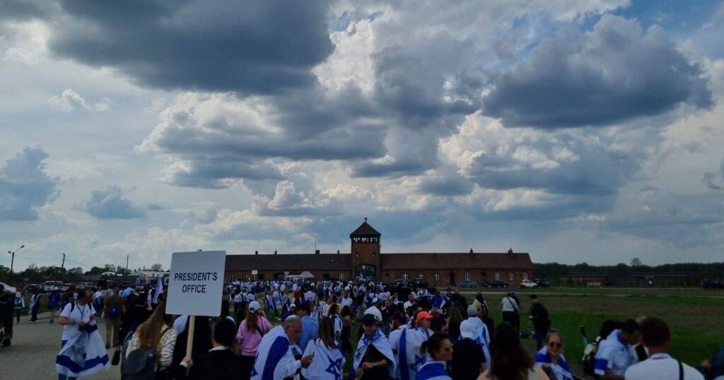 Bajo una tormenta, miles de jóvenes y 80 sobrevivientes del Holocausto marcharon por la vida