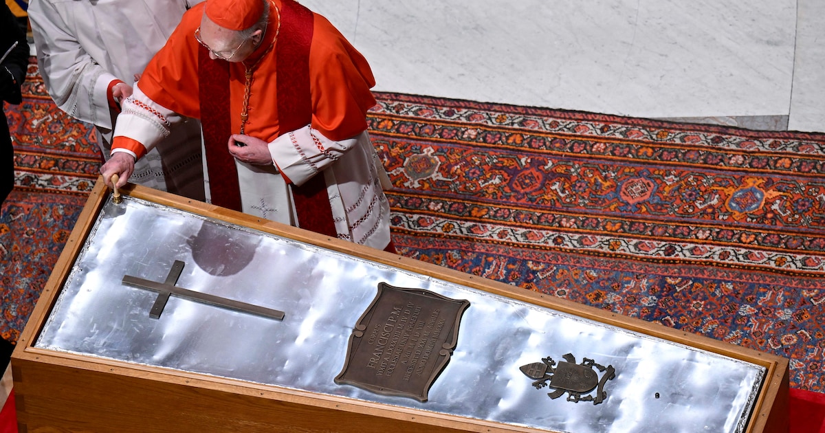 El papa Francisco será sepultado con sus zapatos usados
