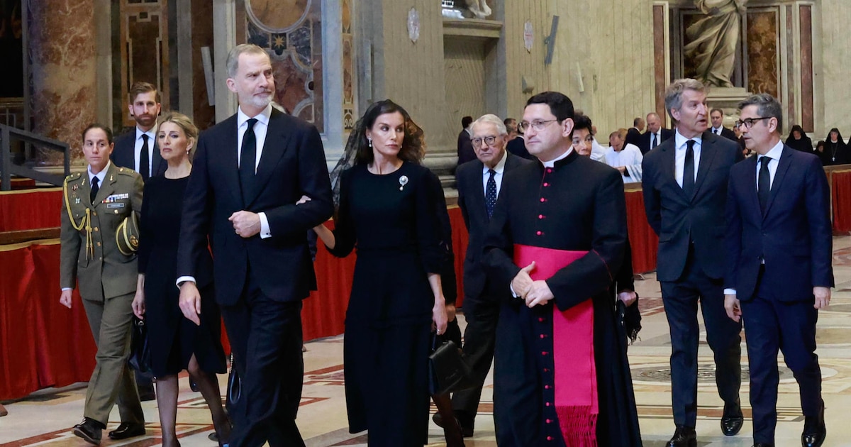 El ‘look’ de la reina Letizia en el funeral del papa Francisco: mantilla de encaje y joyas de la reina Victoria Eugenia