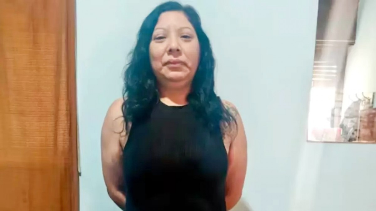 Una selfie la delató: Mujer es acusada de asesinar a su expareja mientras dormía en Argentina