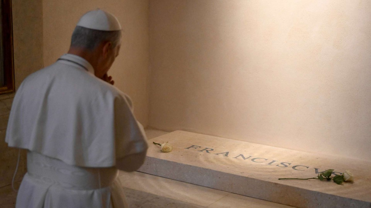 Quiere seguir su camino: Papa León XIV visitó la tumba de su predecesor Francisco