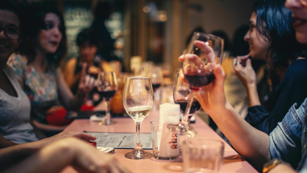 Pidieron la cuenta en restaurant y garzón los obligó a consumir más: La polémica medida que están tomando los restaurantes