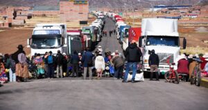 Desesperación en Bolivia: familias bloquean la carretera hacia Perú exigiendo solución a la crisis económica y alimentaria