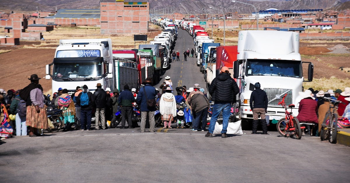 Desesperación en Bolivia: familias bloquean la carretera hacia Perú exigiendo solución a la crisis económica y alimentaria