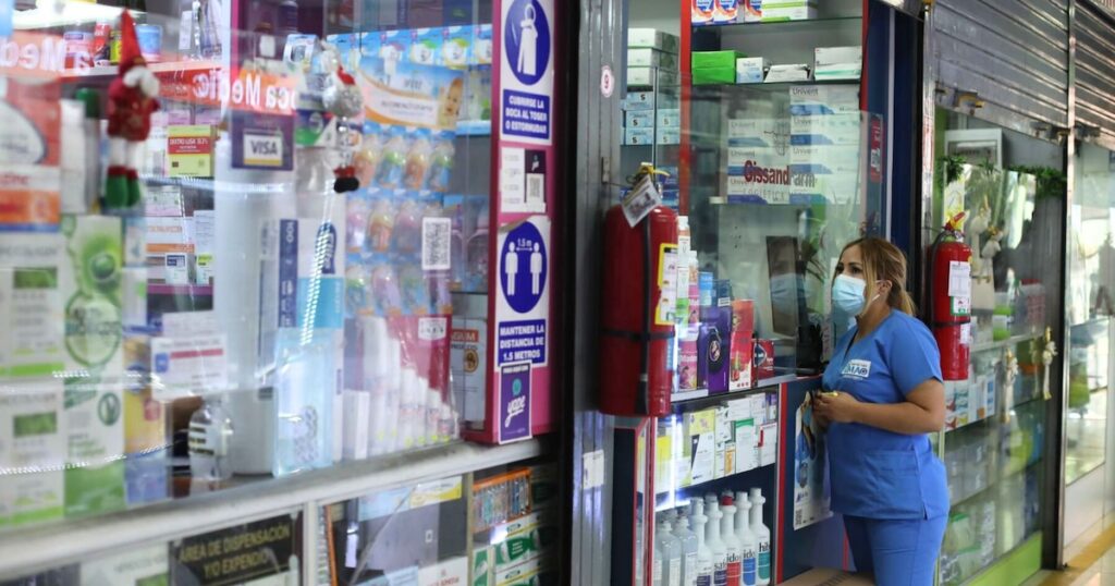 El alto costo de enfermarse: 50% de las familias se automedica y destina hasta 10% de sus ingresos por falta de atención pública