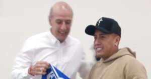Christian Cueva llegó a Ecuador para unirse a Emelec: el conmovedor recibimiento con el gestor de su fichaje
