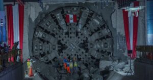 Las dos mega máquinas de 120 metros de longitud que se usan en la construcción de la obra más importante en el Perú