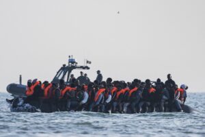 Rescatan a un centenar de migrantes en el canal de la Mancha en solo dos días