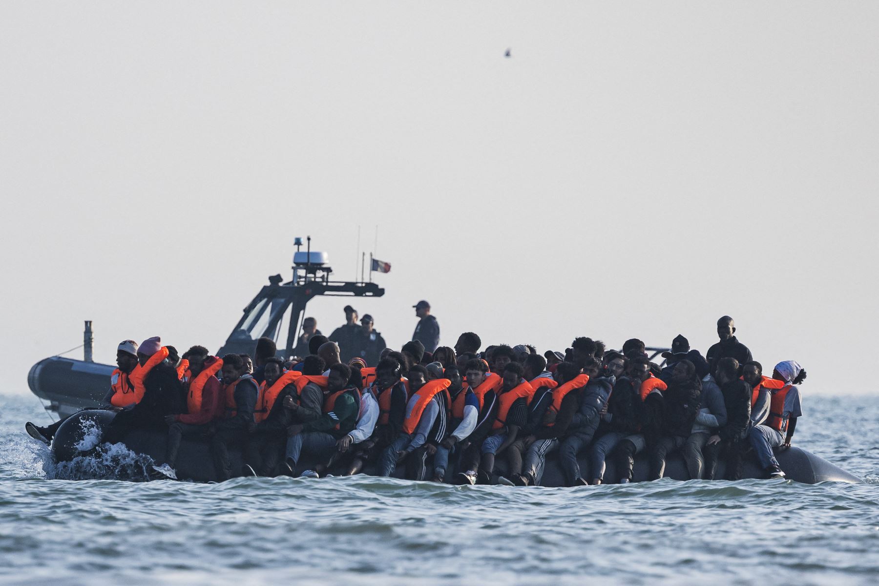 Rescatan a un centenar de migrantes en el canal de la Mancha en solo dos días