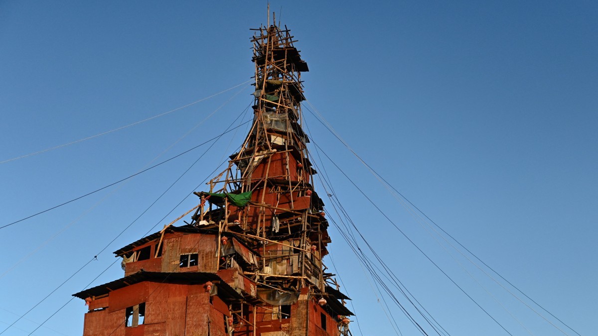 El hombre que desafió al sistema: su casa de 10 pisos resiste entre ruinas en China