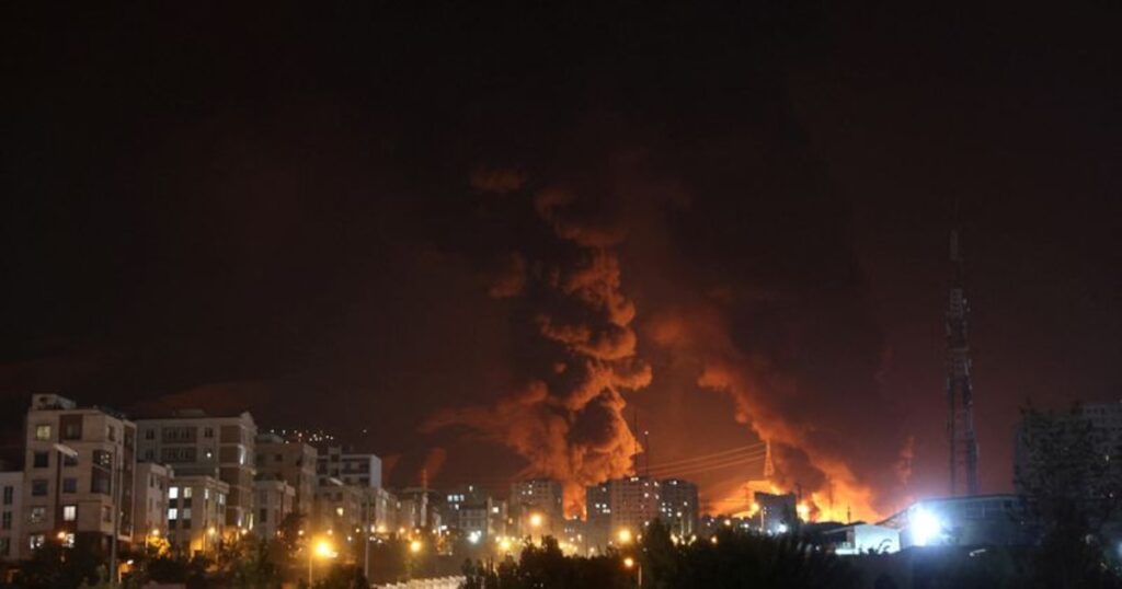 Mientras Israel profundiza su ofensiva aérea, Estados Unidos inició negociaciones con Irán para acordar un cese del fuego