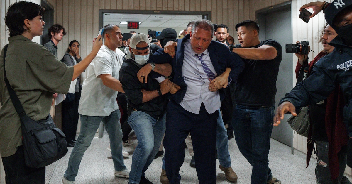 Candidato a alcalde de Nueva York es arrestado por ICE y FBI a las afueras de una corte de migración