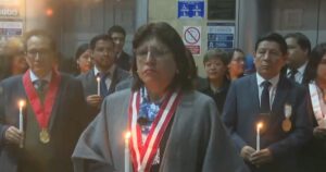 Con velas blancas y Delia Espinoza a la cabeza: trabajadores del Ministerio Público hacen vigilia en respaldo a la fiscal de la Nación