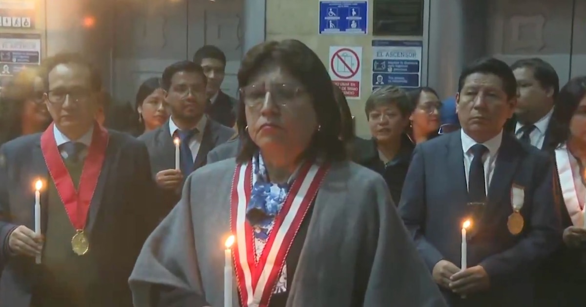 Con velas blancas y Delia Espinoza a la cabeza: trabajadores del Ministerio Público hacen vigilia en respaldo a la fiscal de la Nación