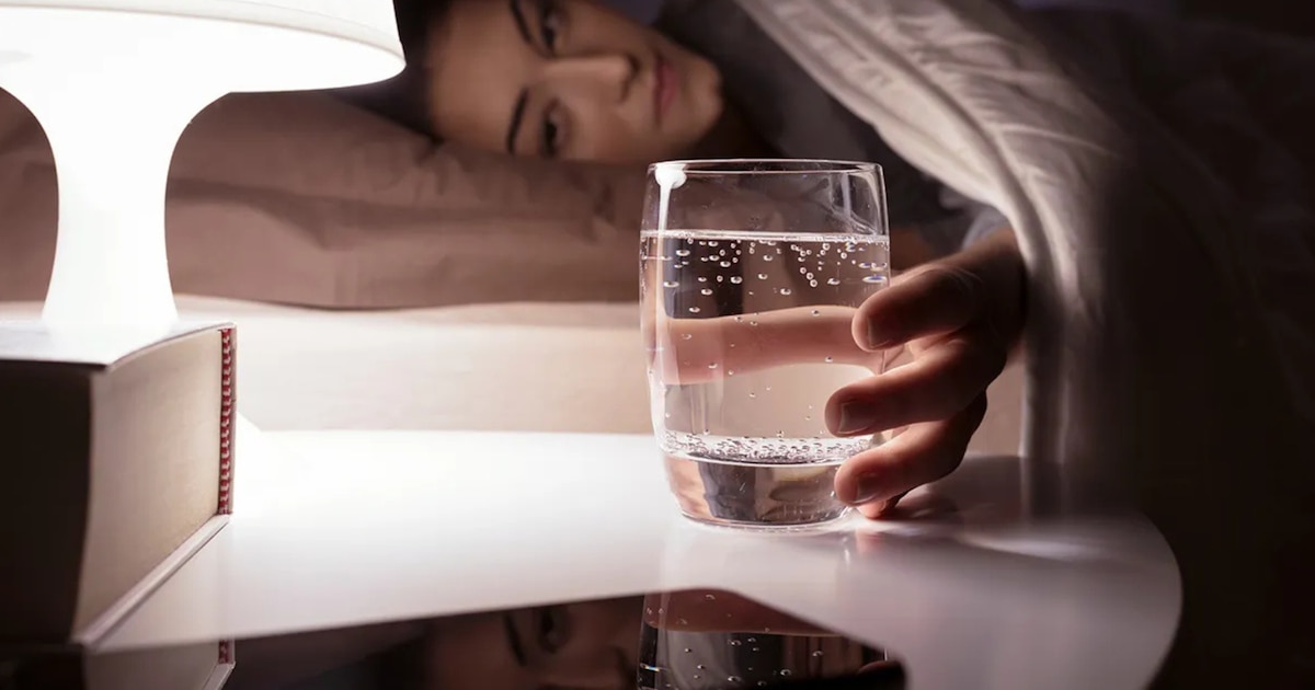 ¿A qué hora debes tomar el último vaso de agua para no despertarte a orinar por la noche?