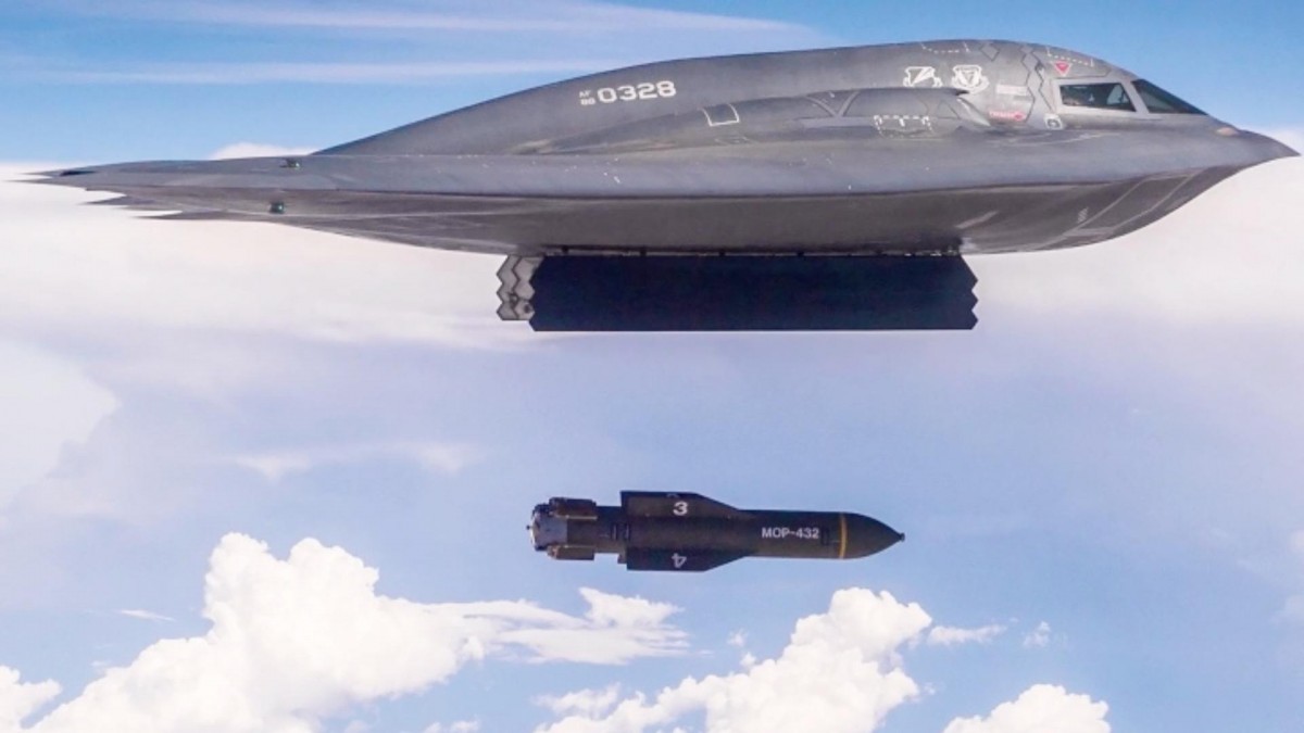 Esta es la bomba que solo tiene Estados Unidos y que puede destruir las bases subterráneas de Irán