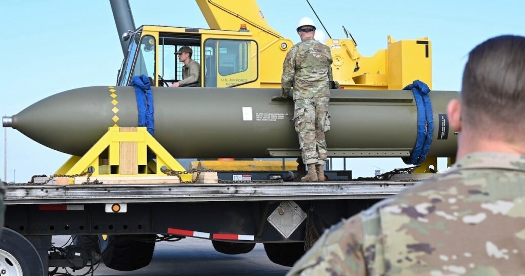 Qué es el Penetrador Masivo de Artillería, la bomba estadounidense de 30.000 libras que destruye objetivos subterráneos