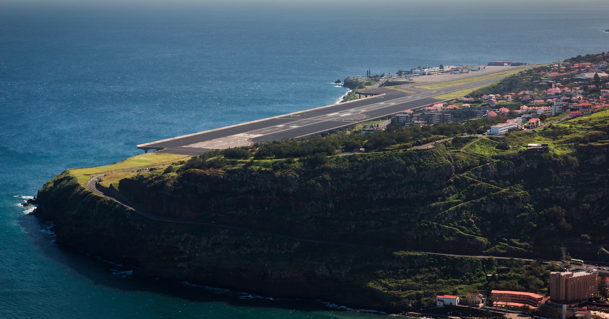 De uno de los más peligrosos del mundo a recibir millones de viajeros al año: así es el aeropuerto de Portugal situado sobre el mar