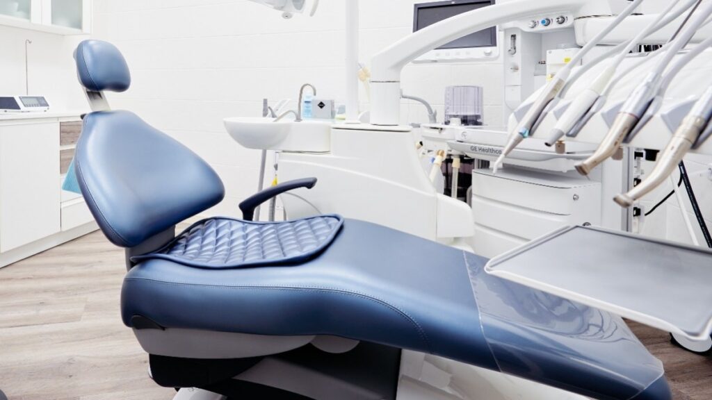 Aplicaba lo aprendido en Internet: Detienen a falso dentista que atendió a decenas de pacientes en República Checa