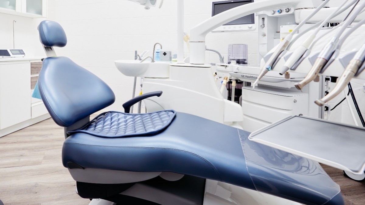 Aplicaba lo aprendido en Internet: Detienen a falso dentista que atendió a decenas de pacientes en República Checa
