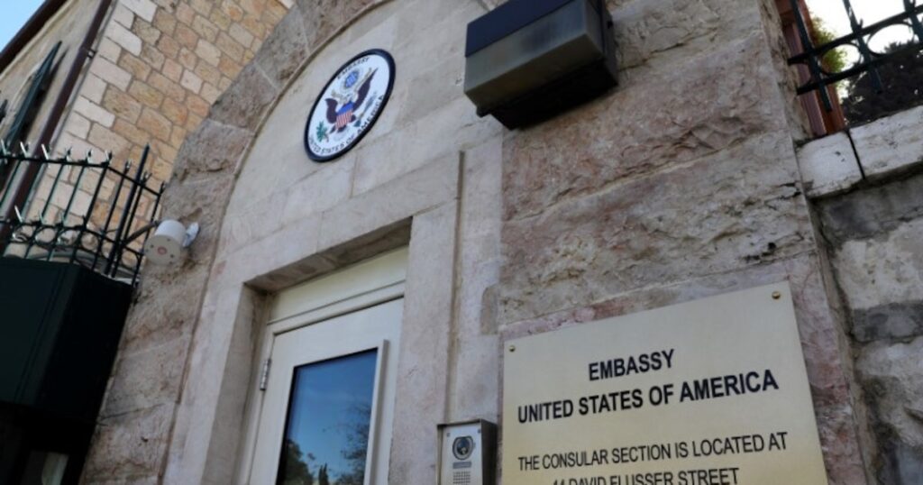 Mientras Donald Trump define su estrategia, Estados Unidos evacúa a diplomáticos no esenciales en Israel ante la escalada militar con Irán