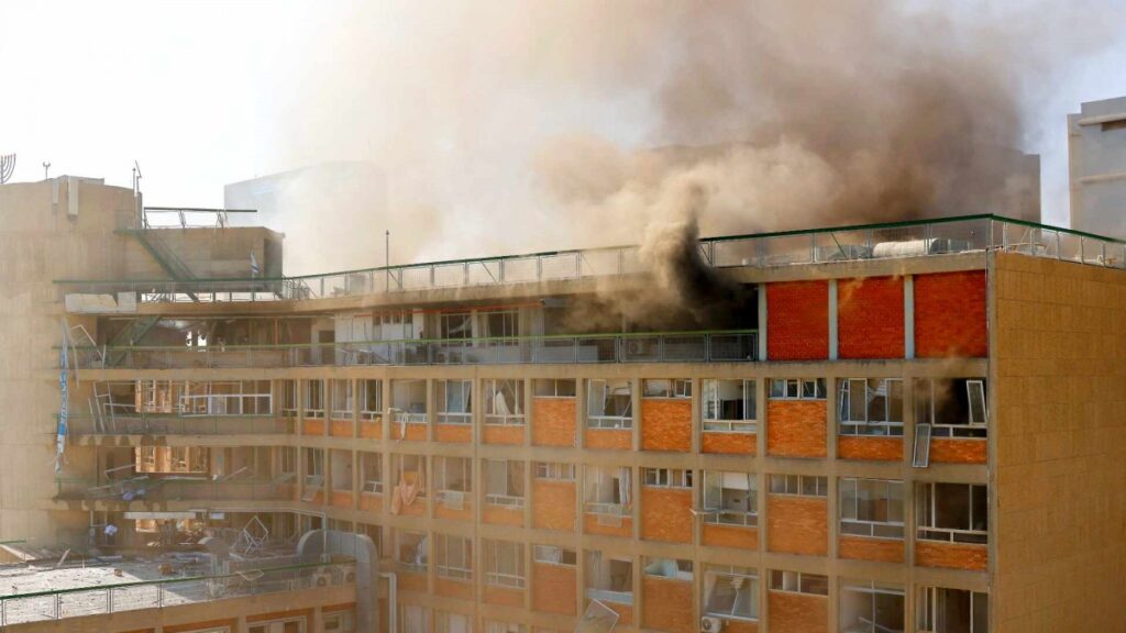 Al menos 30 heridos deja ataque con misiles iranís sobre hospital en Israel