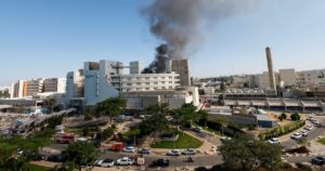 El momento del impacto del misil iraní contra el Hospital Soroka de Beersheba, el más grande del sur de Israel