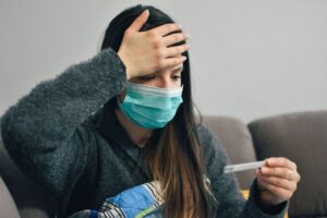 OMS alerta por nueva variante de COVID; este síntoma es clave para detectarlo 