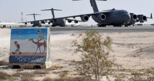 Estados Unidos retiró decenas de aviones militares de una base en Qatar ante el riesgo de ataques iraníes